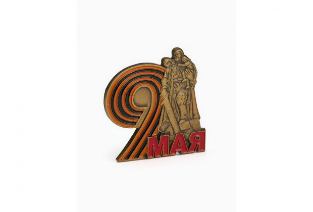 Значок 9 Мая цветной в золоте 3см